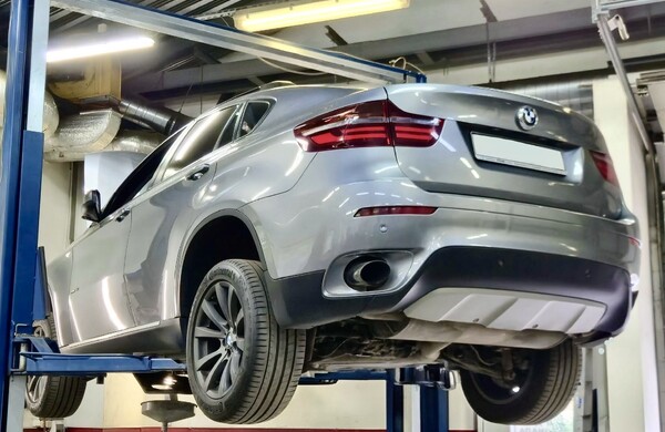 BMW X6 E71 35i xDrive LCI на подъемнике во время ремонта системы охлаждения