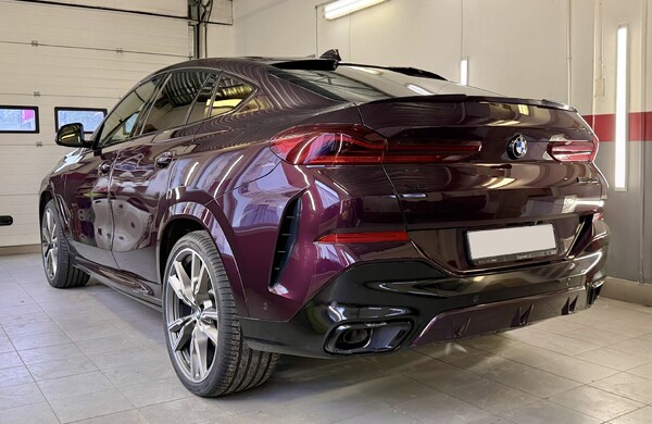BMW X6 G06 M50d xDrive в детейлинг-зоне вид сзади