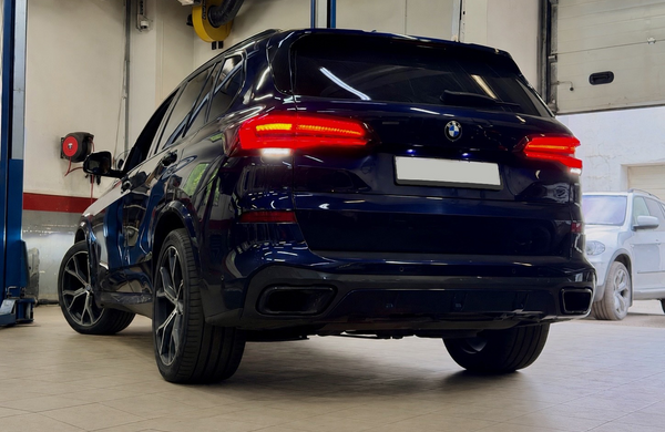 BMW X5 G05 40i xDrive вид сзади после обслуживания