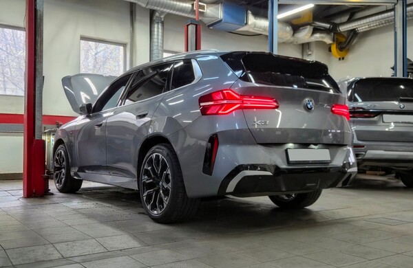BMW X3 G48 30Li xDrive, внешний вид автомобиля при обслуживании BMW