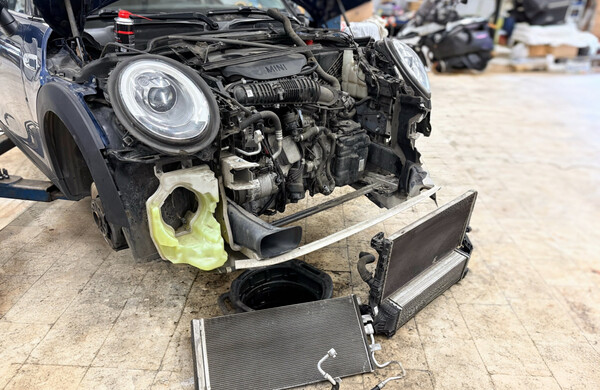 процесс снятия радиатора и интеркулера MINI Cooper F55 при ремонте системы охлаждения и обслуживании MINI