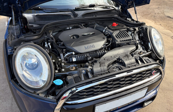 подкапотное пространство MINI Cooper F55 перед обслуживанием системы охлаждения и ремонтом MINI