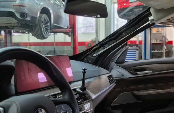 скрытая прокладка проводки видеорегистратора в салоне BMW G32 6 GT 640i xDrive