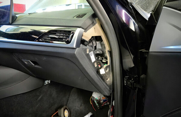подключение и скрытый монтаж проводки BMW Advanced Car Eye 3.0 на BMW G30 530i xDrive