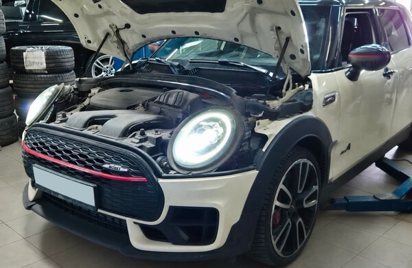 MINI F54 Clubman JCW ALL4 с открытым капотом во время планового ТО MINI