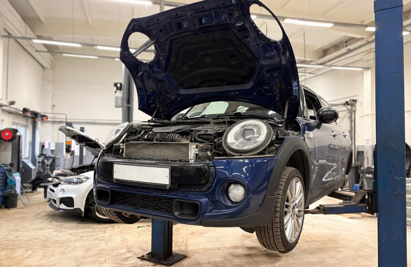 MINI Cooper S F55 перед началом обслуживания MINI на подъемнике сервисного центра AlexMotors BMW