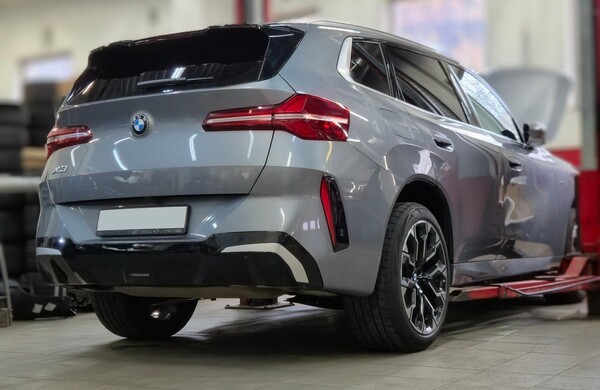 BMW X3 G48 30Li xDrive, внешний вид автомобиля в процессе обслуживания BMW