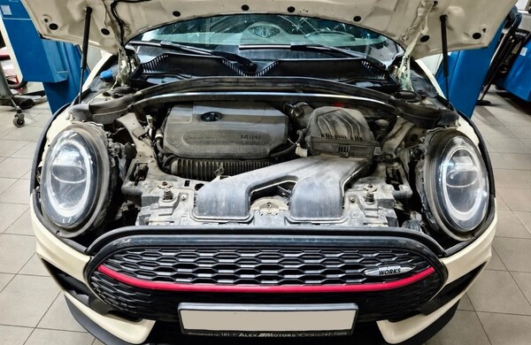 MINI F54 Clubman JCW ALL4 с открытым капотом во время планового ТО MINI