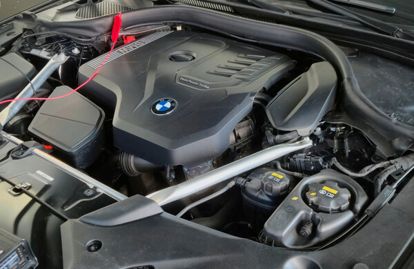 BMW G30 530i xDrive в процессе дооснащения и программирования BMW с открытым подкапотным пространством