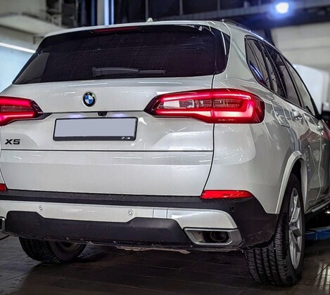 BMW X5 G05 25d - замена водяной помпы и кронштейна навесных агрегатов