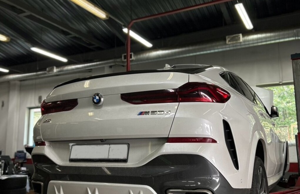 BMW X6 G06 M50D - замена щеток стеклоочистителя и передних амортизирующих стоек