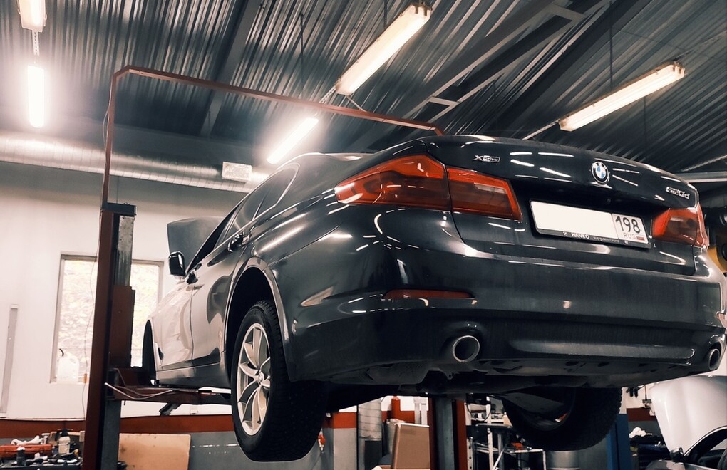BMW 520D xDrive G30 - замена левой продольной тяги