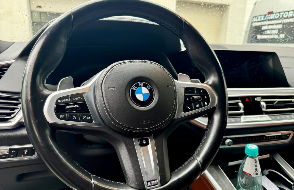 BMW G05 X5 - перетяжка кожи рулевого колеса