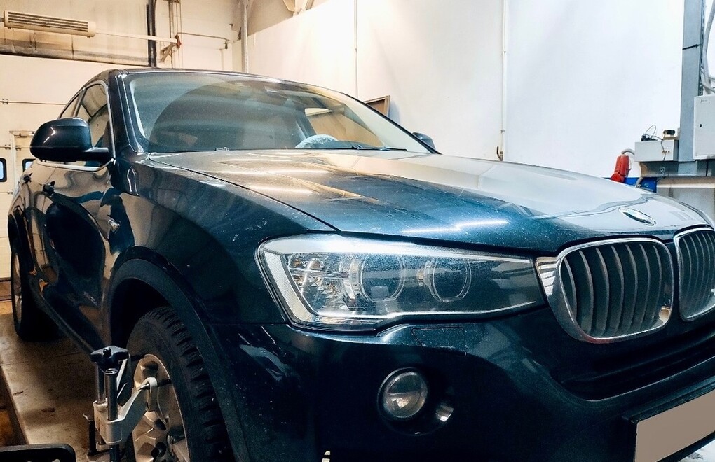 BMW X4 F26 d - процедура регулировки углов установки колёс