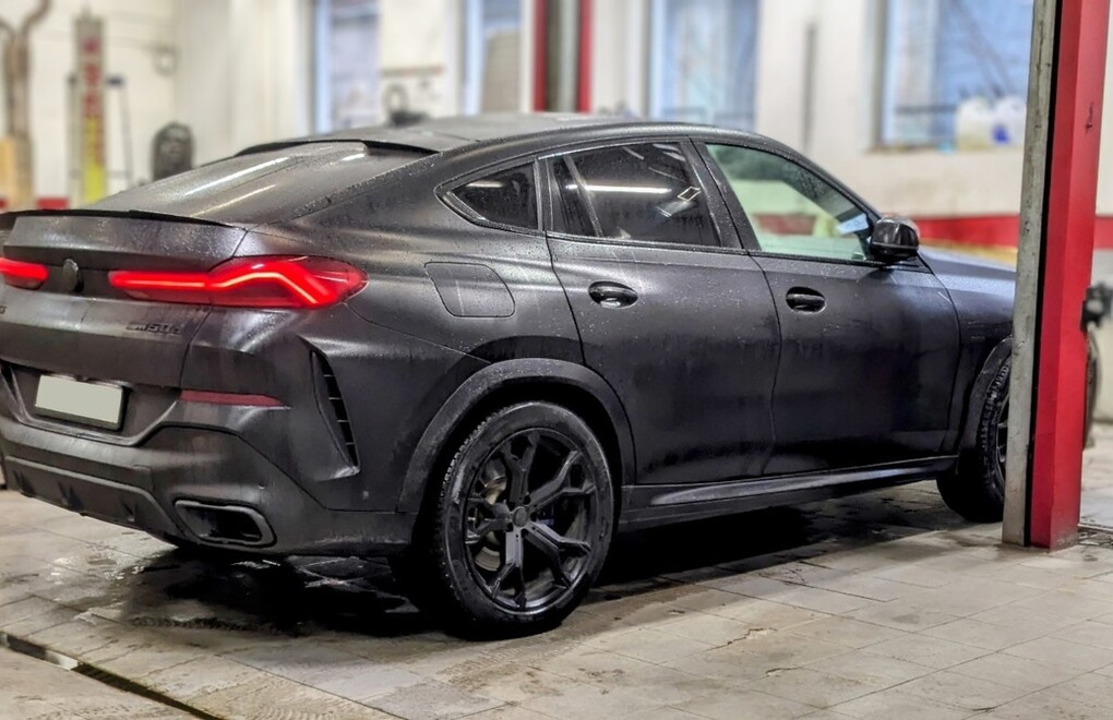BMW X6 (G06) - замена датчика RDC заднего правого колеса