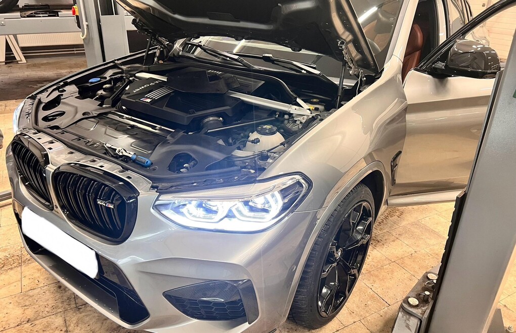 BMW X4M F98 - работы по плановому обслуживанию ТО OilService с заменой воздушных и салонных фильтров