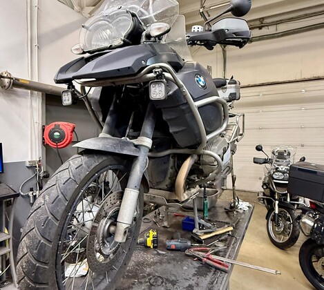Мотоцикл BMW R1200GS - люфт в угловой передаче и характерные перекаты при вращении вывешенного заднего колеса