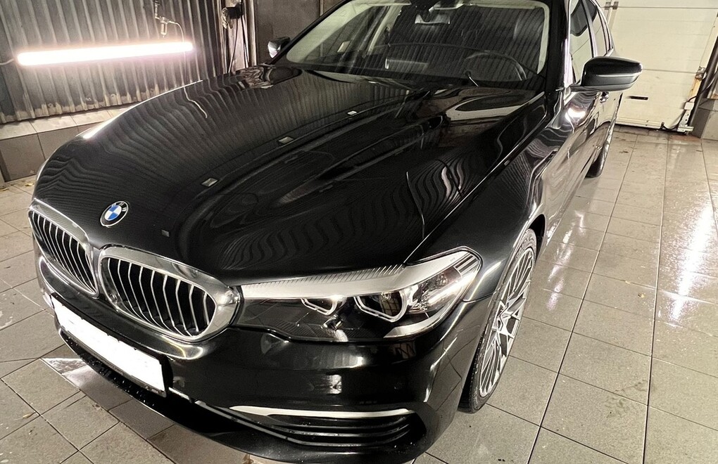 BMW 520 G30 - замена световодов и установка новых модулей ДХО, перетяжка кожи рулевого колеса и замена вставок водительского сиденья