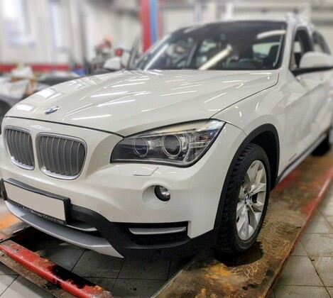 BMW X1 E84 d - замена тросика замка пассажирской двери