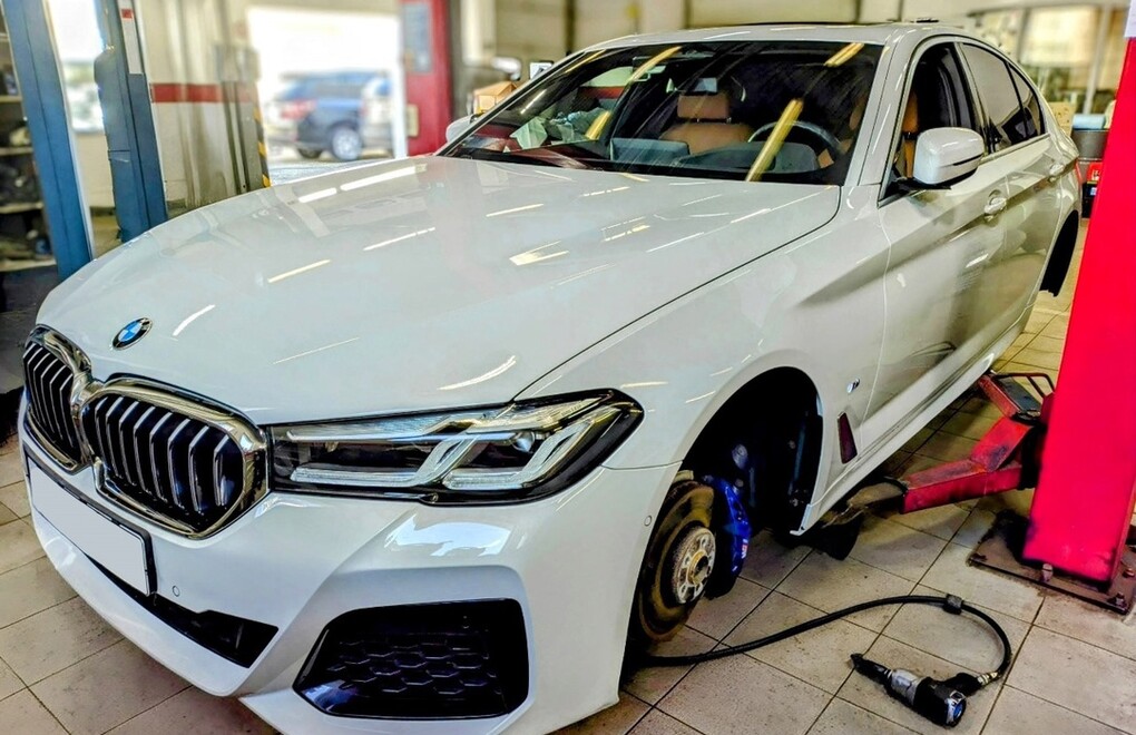BMW 520i G30 - шиномонтаж и балансировка колес, мойка, оклейка бронепленкой