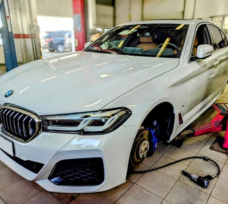 BMW 520i G30 - шиномонтаж и балансировка колес, мойка, оклейка бронепленкой