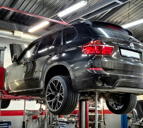 BMW X5 E70 35i xDrive - замена заднего сальника коленвала и переднего сальника АКПП, плановое обслуживания и регулировка ходовой части
