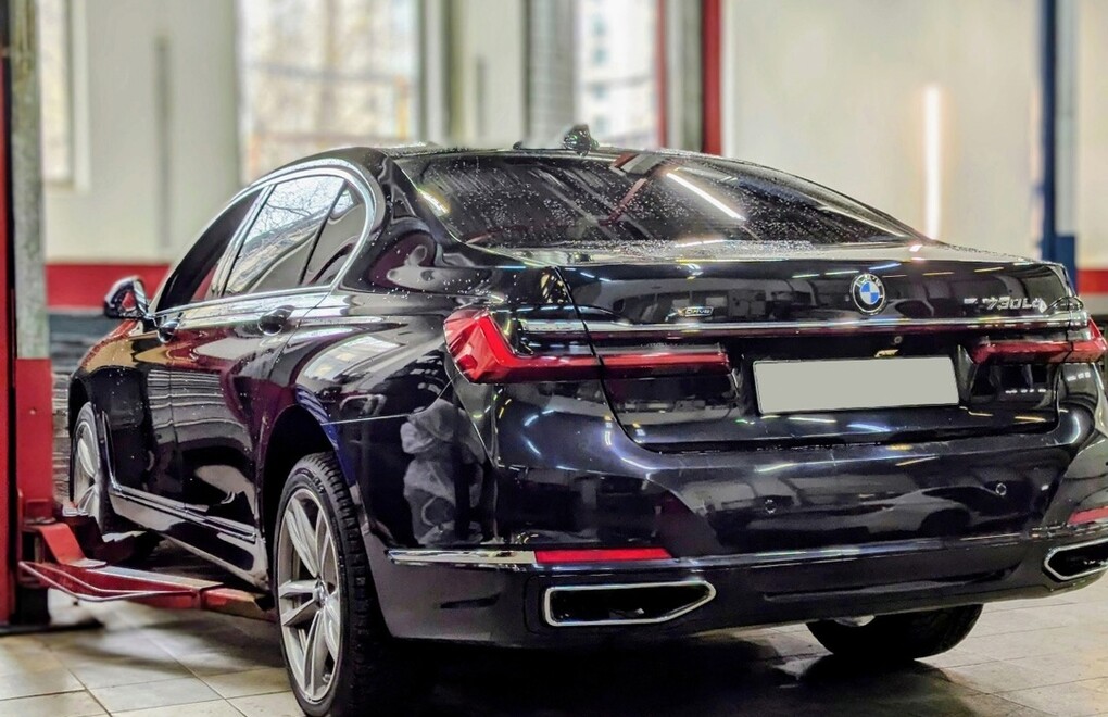 BMW 730LD G12 - замена тормозных дисков и колодок передних и задних колес