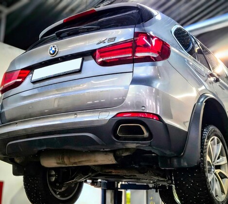 BMW X5 F15 xDrive 25d - замена левого поперечного рычага и подвеса глушителя