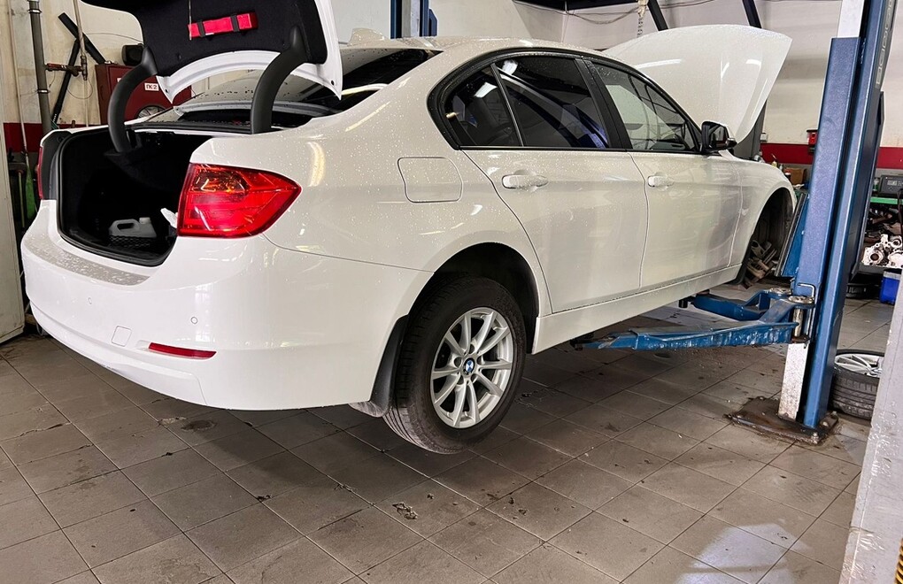 BMW F30 - излом пружины передней подвески