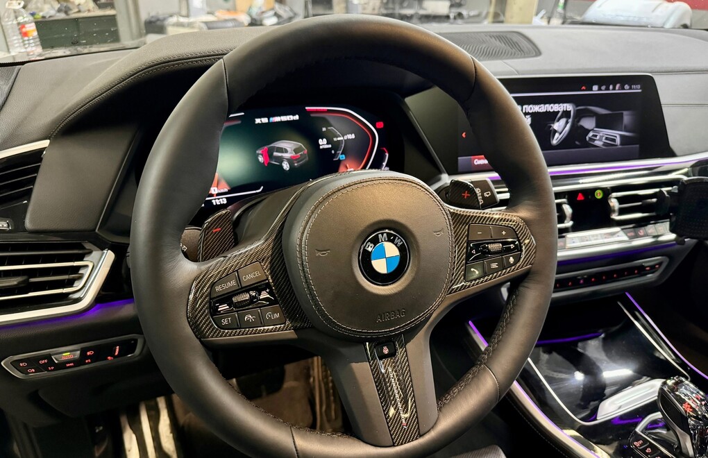 BMW X5 G05 M50d - перетяжка кожи рулевого колеса