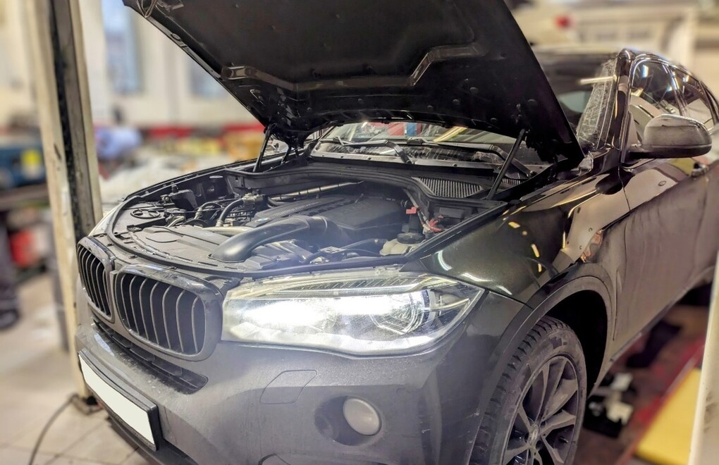 BMW X6 F16 - ремонт патрубка системы охлаждения и устранение последствий течи охлаждающей жидкости