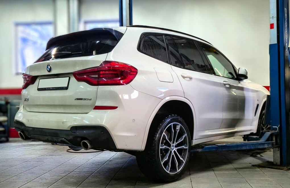 BMW X3 G01 30d - замена задних тормозных колодок, устранение посторонних звуков в подвеске и корректировка геометрии