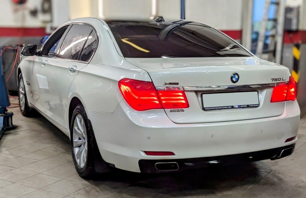 BMW 750i F02 - замена нижних шаровых шарниров поперечных рычагов