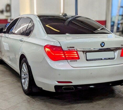BMW 750i F02 - замена нижних шаровых шарниров поперечных рычагов