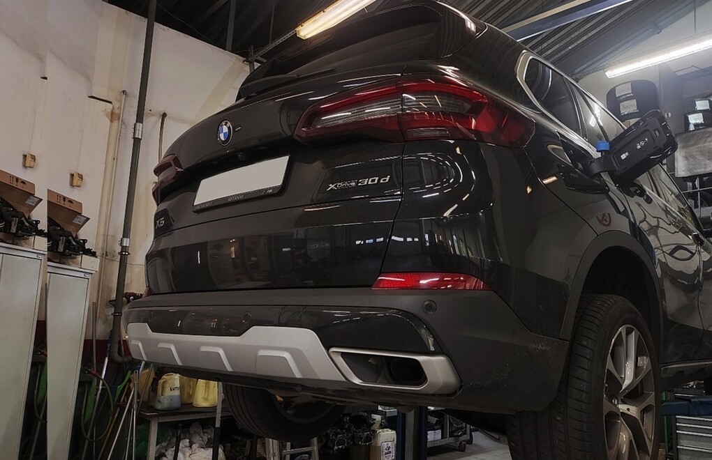 BMW X5 G05 30D - установка стальной защиты днища