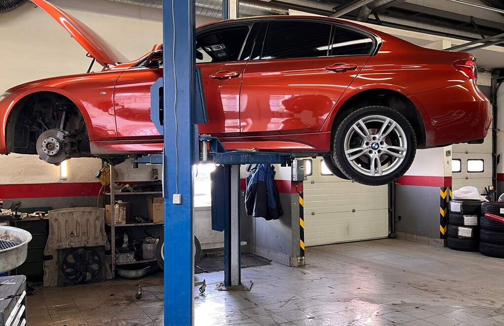 BMW F30 замена передних амортизационных стоек и верхних рычагов