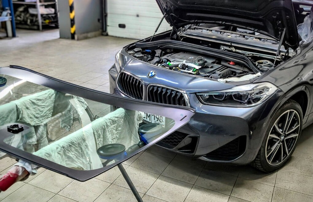BMW F39 X2 18d xDrive — замена лобового стекла