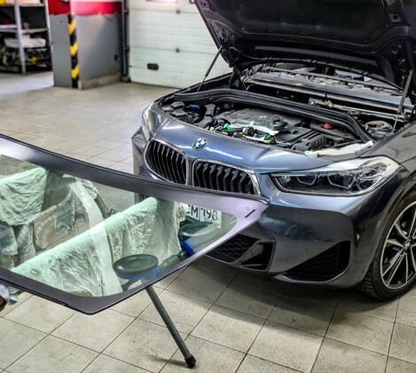 BMW F39 X2 18d xDrive — замена лобового стекла