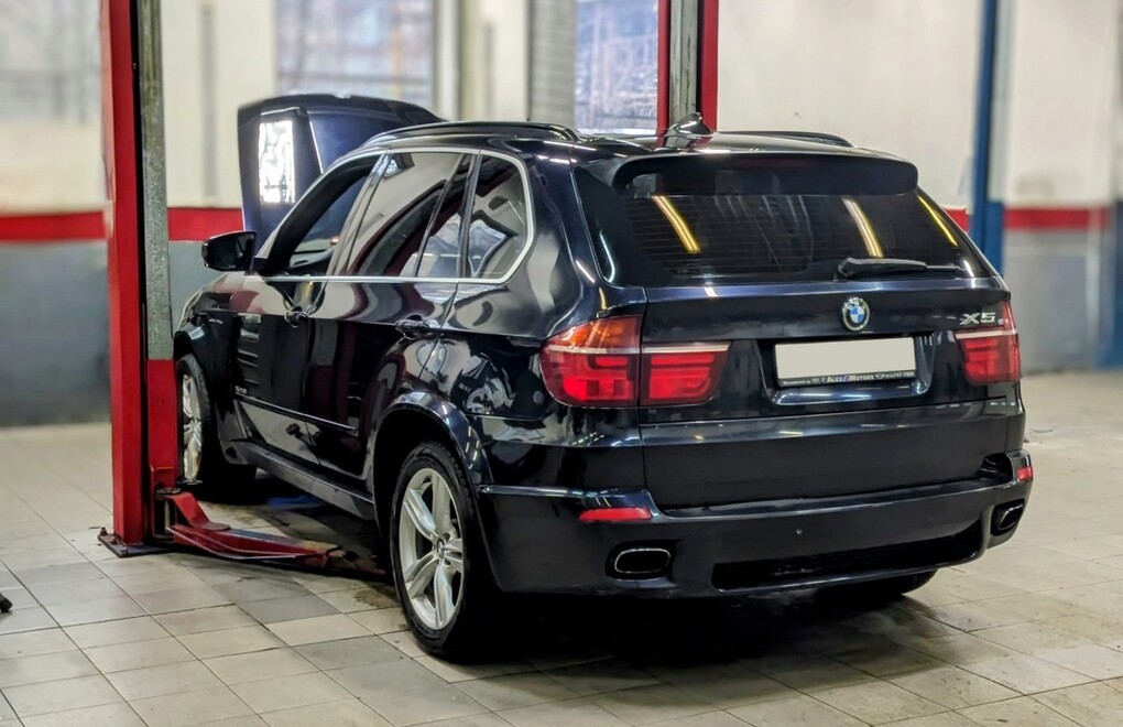 BMW X5 E70 - замена вакуумного усилителя тормозов