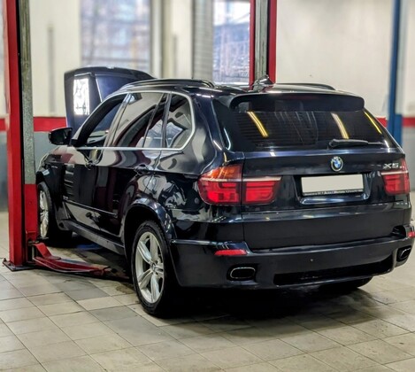 BMW X5 E70 - замена вакуумного усилителя тормозов