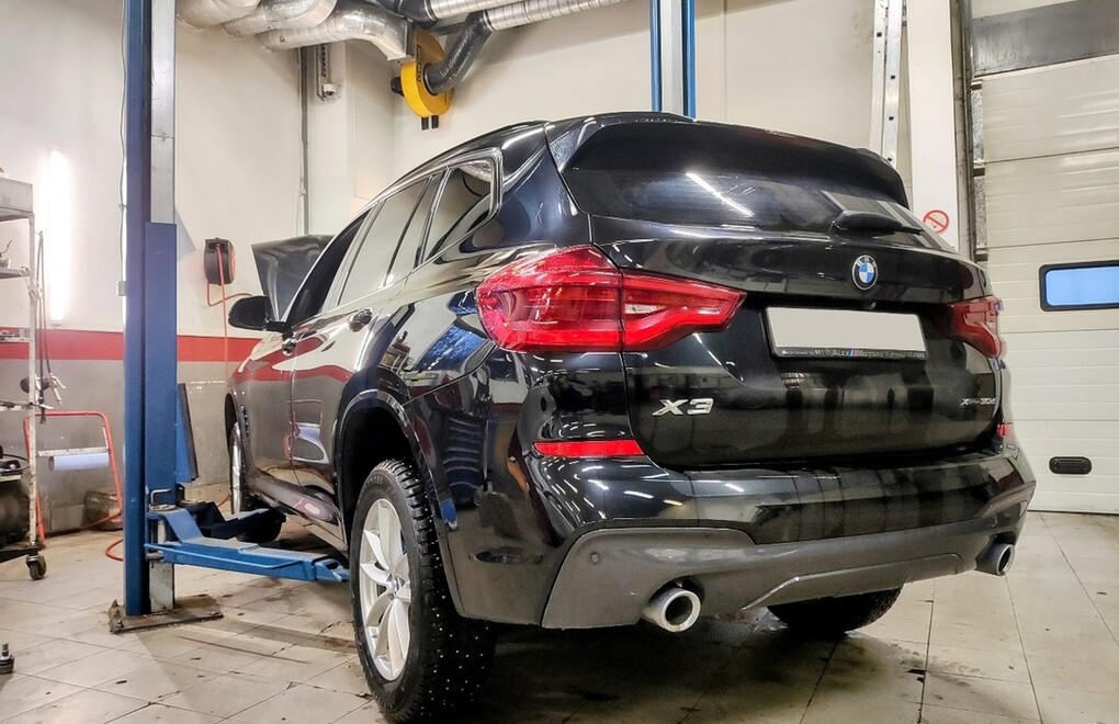 BMW X3 G01 30d - замена тормозных колодок, дисков и передних продольных тяг