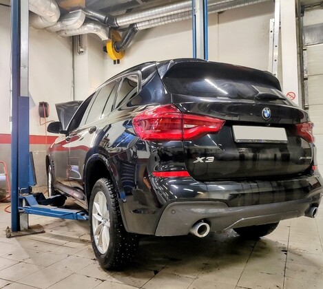 BMW X3 G01 30d - замена тормозных колодок, дисков и передних продольных тяг