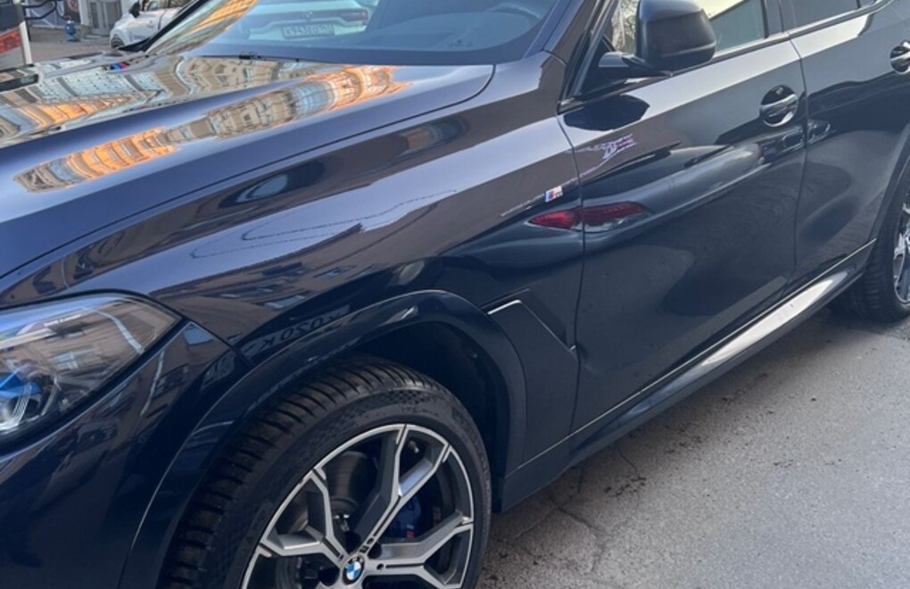 BMW X6 G06 40d - повреждение тормозной колодки вследствие попадания песка и камней