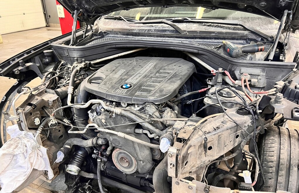 BMW X5 F15 - замена передней панели/воздуховода/кассеты радиаторов, интеркуллера и усилителей