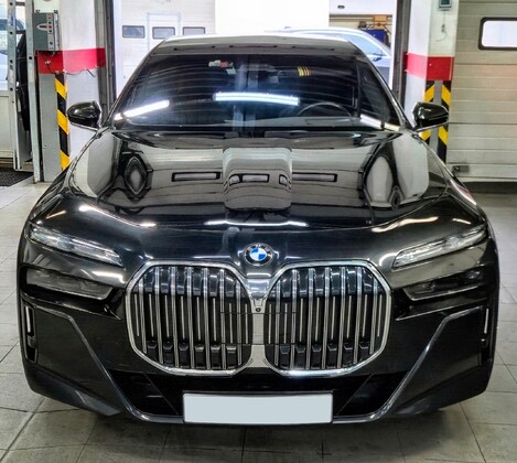BMW G70 740d xDrive - осмотр ходовой части и краткий тест диагностической системой, плановое ТО по регламенту Oilservice и замена задних тормозных колодок