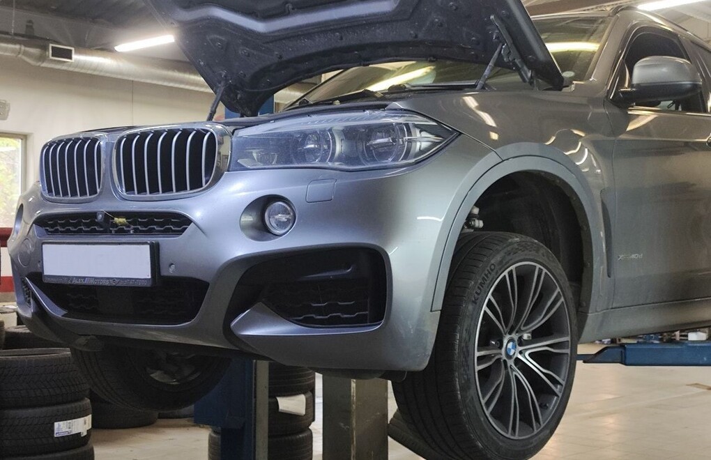 BMW X6 F16d - замена задних тормозных колодок, задних тормозных дисков, а также пневмобаллона
