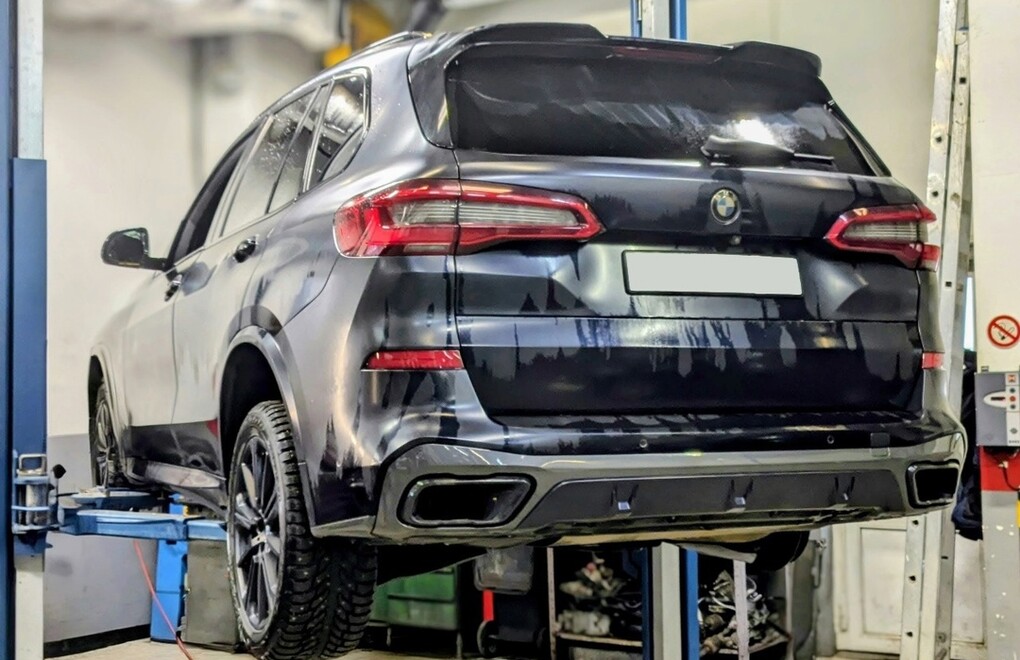 BMW X5 G05 30d - замена тормозных дисков и колодок задних колес на новые оригинальные запчасти