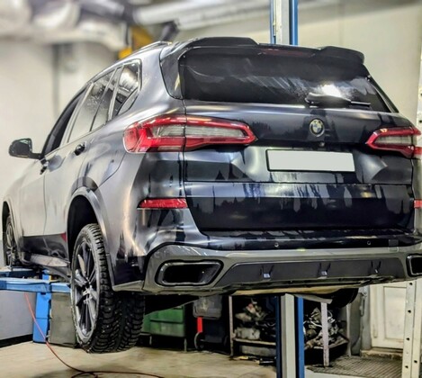 BMW X5 G05 30d - замена тормозных дисков и колодок задних колес на новые оригинальные запчасти
