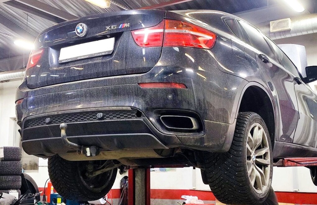 BMW X6 E71 30d - замена изношенных трубок гидроусилителя руля, ремонт рычагов и стоек стабилизатора