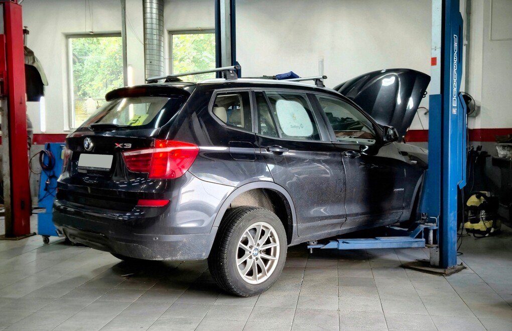 BMW F25 X3 20d xDrive - замена прокладки клапанной крышки и устранение следов течи